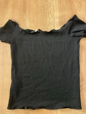 Svart offshoulder topp  - Svart offshoulder topp