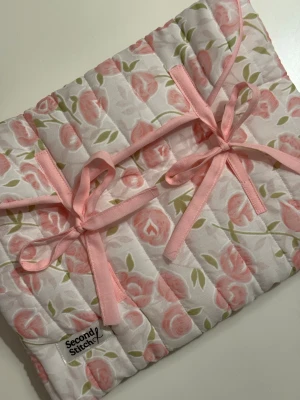 Handgjort datorfodral av second hand tyger - Ett handgjordt datorfodral (volym) utav second hand tyger. Unikt, hållbart och perfekt för att lägga din dator i. Stängs med hjälp av snören som kan knytas. Endast ett unikt exemplar.                                                      Instagram: secondstitch.bymatilda 💕