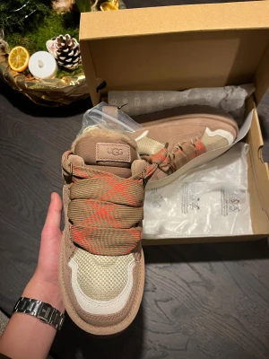 UGG skor - Säljer ett par helt oanvända UGG skor! För bra pris, allt är 100% äkta och Bra pris, det kommer även med kvitto om det förfrågas! Skriv vid minsta fundering!!!