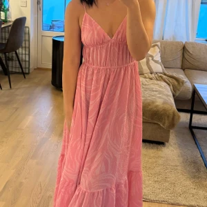 HM rosa klänning XS - Rosa klänning från H&M i storlek 32, passar en vanlig XSa. I mycket fint skick utan defekter eller andra anmärkningar. 