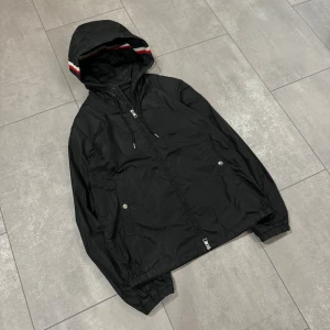 Moncler Grimpeurs Regnjacka  - Yoo säljer denna Moncler vind/regnjacka i modellen ”Grimpeurs” jackan är nästintill ny då jag har endast använt runt en handfull gånger. Kan gå ner i pris lite vid smidig affär. Jackan är i storlek ”2” vilket motsvara en större S/M jag är 181cm och den passar mig riktigt bra! Nypris är 9000kr