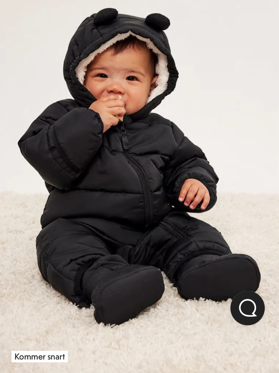 Svart pufferjacka med öron på huvan