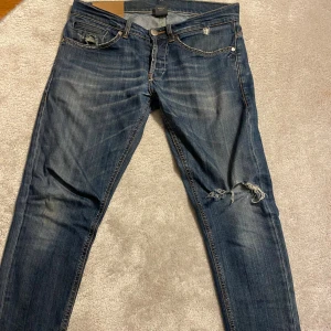 Dondup jeans - Säljer dessa feta jeans👖 Jeansen är i bra skick förutom hålet vid knät. Skriv för frågor! 