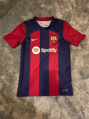 Barcelona T-shirt - Säljer en FC Barcelona matchtröja från unisportstore. Nypris ca 900kr mitt pris 299kr hör av er vid frågor.