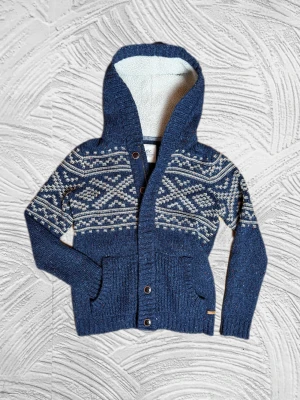 Stickad Kofta cardigan - Skit skön stickad cardigan perfekt nu på vintern! Storlek Medium! – enkel att matcha och skön att bära. Ett stilrent val, noggrant utvalt med omsorg av A.M.C!  📩 Frågor? Hör gärna av dig! 📲 Följ oss här på Plick för fler uppdateringar. ♻️ Tack för att du handlar mer hållbart med A.M.C Archive!