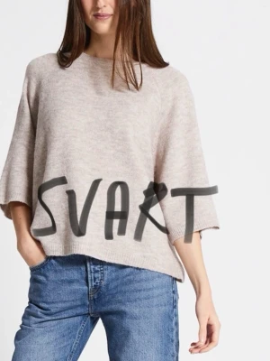 Beige stickad tröja med trekvartsärm - Säljer en beige stickad tröja med avslappnad passform och trekvartsärmar. Tröjan har en rund halsringning och är perfekt för lager-på-lager. Enkel och stilren design som funkar till jeans eller kjol.