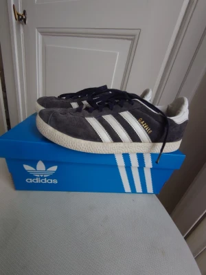 Mörkblå Adidas Gazelle - Mörkblå adidas gazelle💙 Står storlek 35 1/2 men skulle snarare säga 36.  Nypris ca 1300 kr men lågt pris p.g.a att de är använda väl och t.ex. sulorna är rätt slitna!
