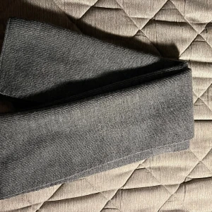 Skön och stilren halsduk för vinter/höst - Säljer denna fina och sköna halsduken som passar perfekt nu när kylan börjat dra in över landet.   Fick den av farsan så vet inte vilket märke det är. Den har heller ingen lapp så kan inte se någon mer information om den.   Därav säljer jag den för ett bra pris.