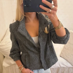 Grå höst/vårjacka - Skitfin vårjacka!! Står ingen storlek men passar S eller M❤️‍🔥❤️‍🔥❤️‍🔥