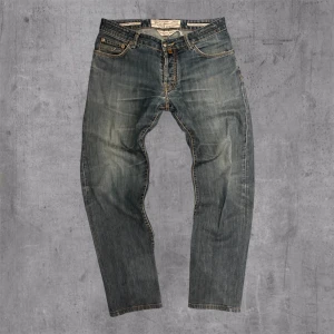 Jacob Cohën blå jeans straight fit - Jacob Cohën jeans👖  Skick: 7/10✅  Defekt: liten fläck på låret (se bild) Mått: (se bild) Skriv vid fler frågor eller funderingar!