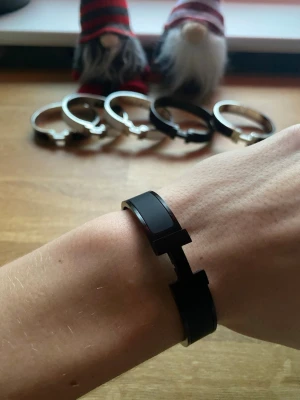 Svart H Armband - Svart h armband. Skriv privat för mer info eller vid frågor. Säljer 6 st i 3 olika färger!