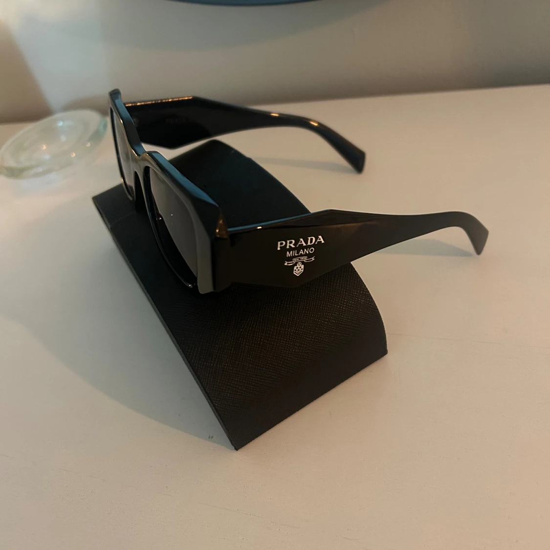 Svarta solglasögon från Prada