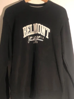 Snygg svart tröja med Belmont tryck på! - Sälje en riktigt snygg svart tröja från Jack & Jones med ett Belmont tryck på. Nypriset var runt 600 tror jag. Ingen prislapp kvar. Riktigt bra pris då den endast är provad alltså helt ny! Gratis frakt!