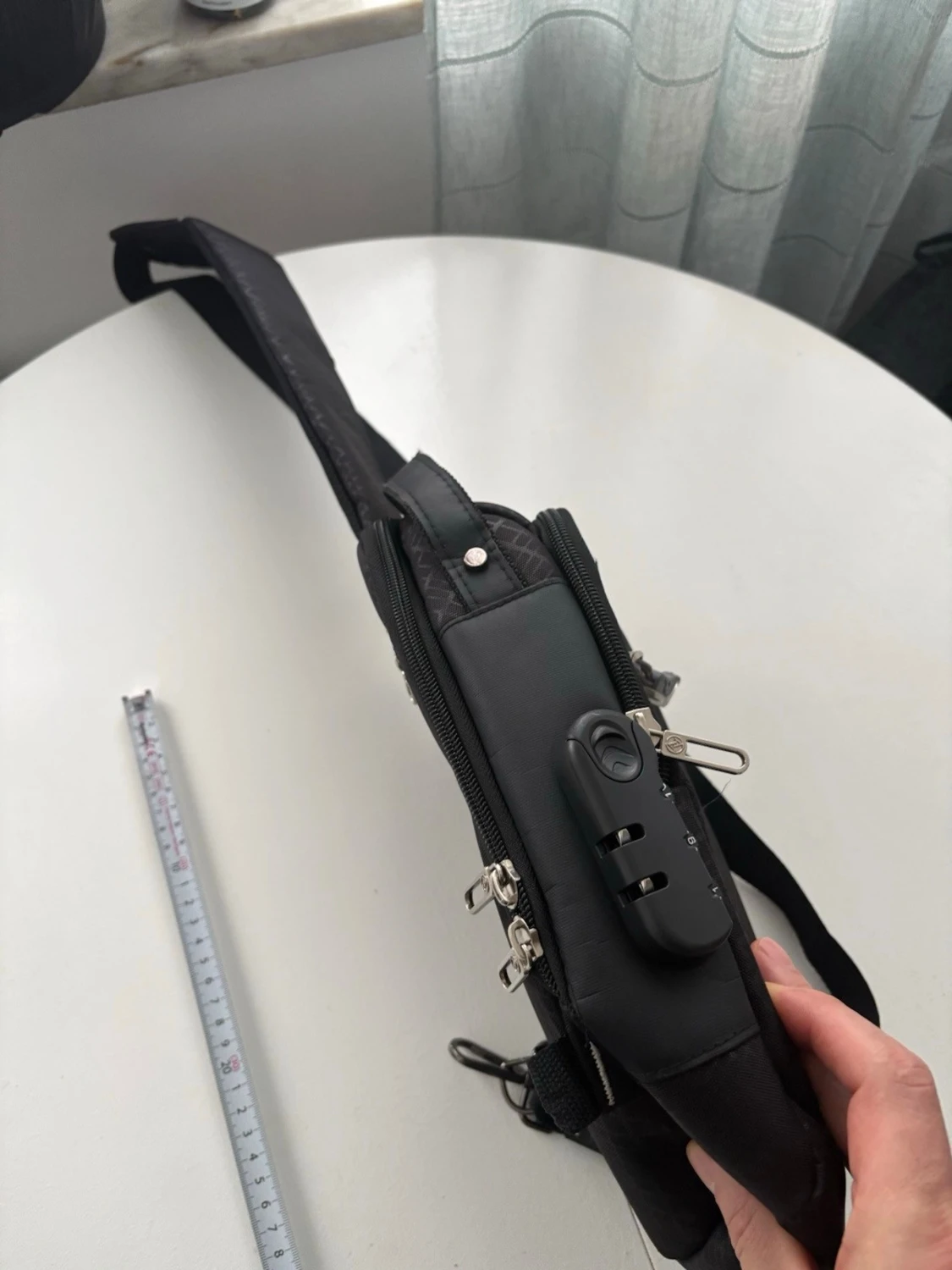 Svart axelväska med rutigt mönster - 2