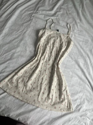 Blommig kort klänning från H&M Divided - Supersöt kort klänning med smala axelband från H&M Divided. perfekt för sommaren! ☀️💞