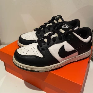 Nike panda dunks  - Mycket fina skor. Som inte är så använda. Säljs för att de är för små. Sko kartongen på bilden ingår inte och jag har slängt original kartongen. Det är en liten spricka i skinnet på ett ställe annars är de helt hela. Skriv om du har några frågor eller fler bilder! Kan absolut gå ner i pris om det skulle behövas.