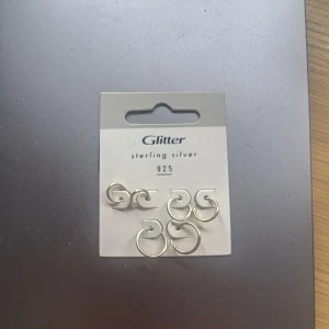 Nya örhängen från glitter!! 3-pack - Bilden visar ett paket med örhängen från Glitter i sterling silver! Aldrig använda!!💗