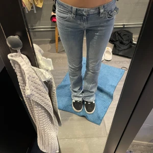 Ljusblå true religon jeans Joey - Säljer ett par ljusblå True Religion-jeans i den populära modellen Joey, storlek 26. Jeans med klassisk bootcut-passform och True Religions ikoniska detaljer.  Byxorna är använda ett antal gånger, men är i bra skick utan större slitage. Säljs då de tyvärr är för stora för mig.  Perfekta för dig som gillar en trendig men tidlös jeansmodell med bra kvalitet.