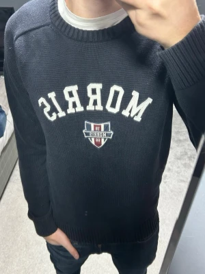 Mörkblå stickad tröja från Morris - Snygg Mörkblå stickad tröja från Morris utan några defekter i stl M. Hör gärna av dig vid nån fråga eller fundering. Priset kan såklart diskuteras✅✅✅