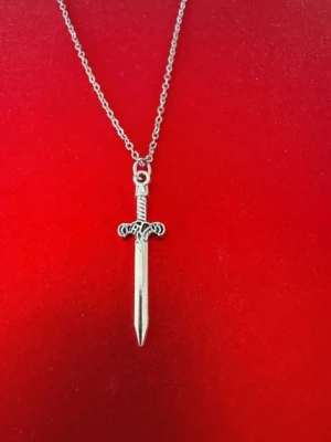 Halsband mindre svärd  - Halsband som inte är i äkta silver/guld. Kedja är oftast 50cm men kan ibland komma i 45cm. Kedja är rostfritt stål, berlock oftast i zinklegering men kan även det i vissa fall vara rostfritt stål. Be gärna om mått på berlock om detta är viktigt då bilderna är missvisande när det gäller hur stora dom är! 🌹❤️  Allt är nytt även om de kan stå ”mycket bra skick” , detta mest för att Vinted inte ska fundera på varför jag bara har nya saker .  Bud accepteras inte 🥰🌹