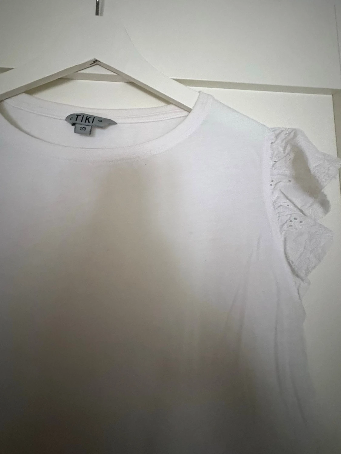 Vit blus med volangärmar från TIKI - 1