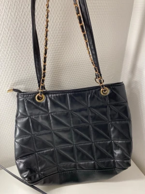 Handväska / Axelremsväska  - Superfin elegant väska som kan justeras vilket är superbra så man kan variera! Svart väska.