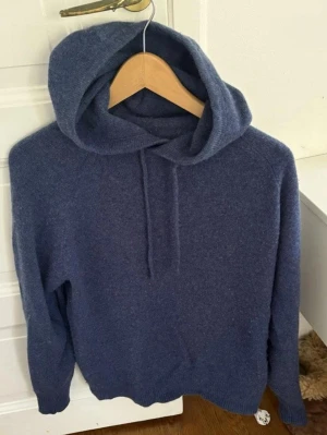  Mörkblå Kashmir hoodie  -  Mörkblå Kashmir hoodie med långa snören.