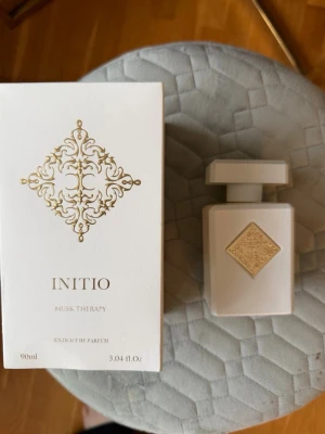 Initio Musk Therapy 90ml Parfym - Exklusiv parfym med lyxig design från Initio. Musk Therapy Extrait de Parfum, 90ml. Perfekt för dig som vill sticka ut med en elegant och modern doftupplevelse. Blind buy, Enbart testad. 