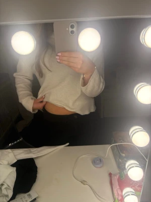 Svarta bootcut jeans - Säljer ett par svarta jeans bootcutt och hög midja. Byxorna är  tillverkade i ett stretchigt jeansmaterial som sitter snyggt över höfterna och låren. 