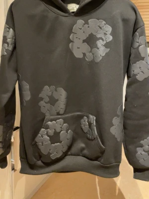 Denim Tears Hoodie Hel Svart - Skriv vid frågor eller funderingar.