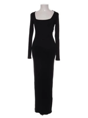 Svart långärmad ribbad klänning Amisu - Säljer en svart långklänning från Amisu i ribbad stickad kvalitet. Klänningen har lång ärm, fyrkantig ringning och figurnära passform som ger en snygg siluett. Perfekt till dig som gillar minimalistisk och stilren look.