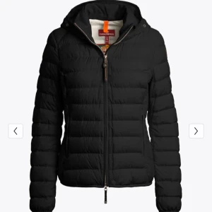 Parajumper jacka - Säljer denna parajumper jacka som jag köpte på johnells för något år sen💗 tror jag har kvar prislapp så kan leta fram den. kom privat för frågor! Kan gå ner i pris! Nypris ca 5100