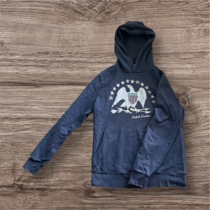 Denim & supply ralph lauren hoodie  - En riktigt snygg ralph lauren hoodie med snyggt tryck, det är storlek M, inga skavanker förutom att snöre fattas. 