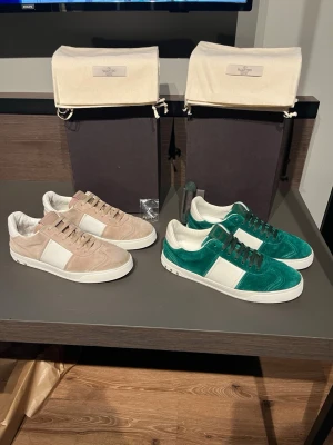 Valentino Flycrews - Valentino Flycrews - Färg: Emerald Green och Beige - Skick: Gröna = 9,5/10 Beigea = 8/10 - Storlek: 41 passar upp till 42 och dom beigea 40 upp till 41 - Defekter: Gröna = Inga förutom att det fattas två nitar, en på varje sko. Beigea = Mockan är lite sliten sen saknas det en nit på höger sko - Tillbehör: Två og boxar, fyra dustbags, extra skosnören, Valentino kuvert och 10 reserv nitar (extra nitarna är ej original) - Nypris: 7499 kr / AR Resell ⚜️