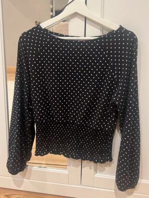 Fin prickig blus  - Fin prickig blus ifrån Gina Young lös upptill och tajtare där nere. Perfekt nu för nyår!💕💕använd max 4 gånger