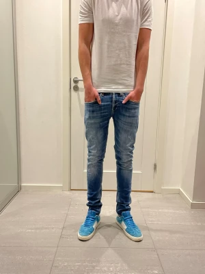 Dondup George Jeans  - Säljer nu dessa Dondup George Jeans med snygga slitningar i populär design, skriv för fler bilder/frågor🙌🏼