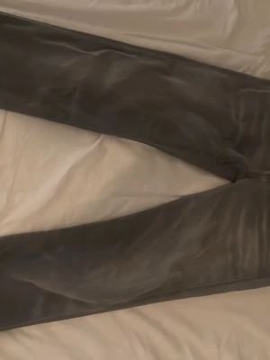 Replay grå jeans med slim passform - Snygga grå jeans från Replay med klassisk femficksdesign och smal passform. Jeansen har en stilren look med svarta detaljer vid knappar och fickor. Materialet är mjukt och stretchigt jeans, perfekt för dig som gillar en modern och enkel stil. Original strl 30/34 men specialsydd till ungefär 30/32. Jag är ca 180 och dom passar bra på mig