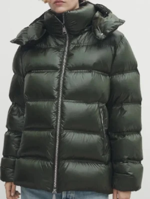 Massimo dutti dunjacka - Jag säljer den här Massimo dutti jackan som knappt är använd och i jättebra skick!!!