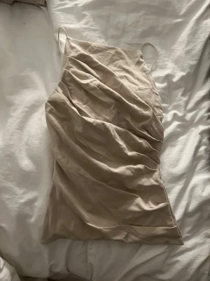 Beige linnetopp från Zara, strl S - Säljer en stilren beige linnetopp från Zara i storlek S. Toppen har tunna axelband, 