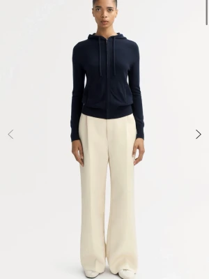 Soft goat kofta - Säljer min fina soft goat cashmir ofta i färgen marinblå storlek xs. Kommer aldrig till sndvändning köpte i juli. Nytt skick nypris ca 2700💖