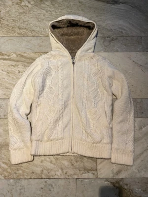 Stickad cardigan med päls - Sjukt skön cardigan med päls! Varm och skön passar perfekt nu till vintern! Passar M! Hör av dig vid ytterligare frågor! Mvh Henry