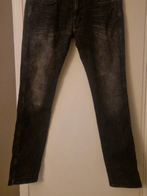 Replay Anbass - Ett par svart/gråa Replay Anbass I storlek 34/32 i nyskick. Köpta på Vinted men blev tyvärr för små. Hund finns i hemmet. 