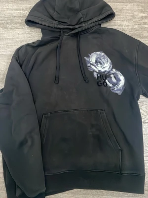 Hugo dirsose hoodie - En väldigt fin och unik Hugo hoodie.OBS! hela varan är ganska solblekt. Köpt för 1599kr, går inte att få tag på längre.