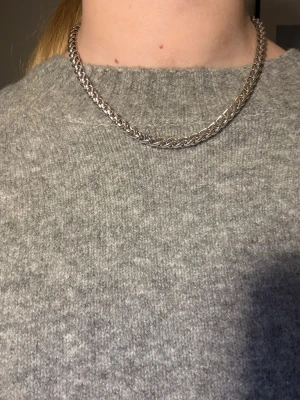 Halsband - Säljer ett Halsband från Arium, ett väldigt fint silvrigt som jag säljer då jag användner guldiga smycken!!