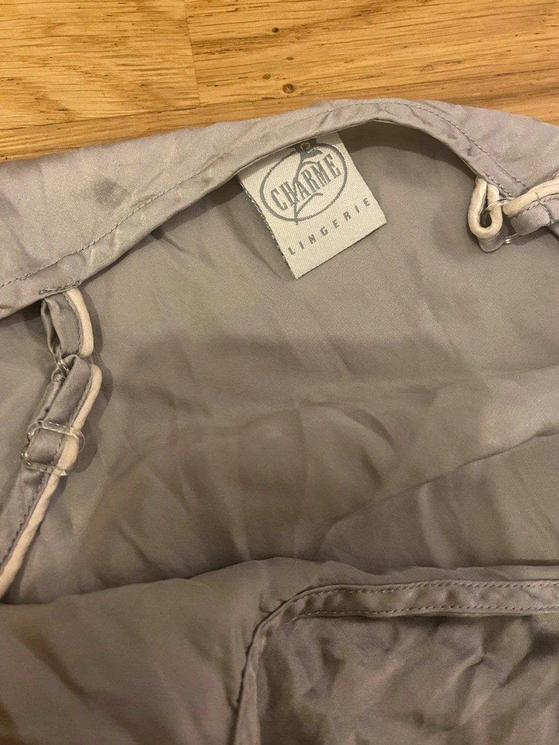 Silvrig kortklänning från Charme - 2