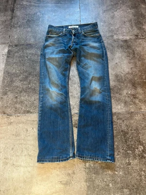 Vintage Flared Levis 512  - Tja! säljer mina otroligt schyssta 512or i strlk 30/36 (sitter som 30/34) 👏 dessa jeans är en av mina snyggaste par levis jag haft🫡 tveka inte på att skriva om du har fler frågor✌️