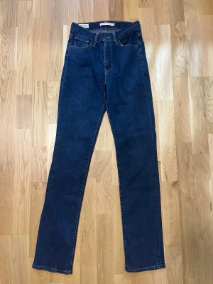 Levi’s 724 high rise straight - Levi’s Hög midja/Slim fit/Rakt ben. Levi’s tog din favoritthigh-rise och uppdaterade den med ett ultramodernt rakt ben. Supersnygga oanvända jeans