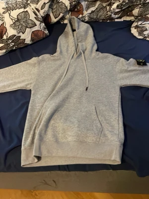 Stone Island hoodie  - En fin och helt oanvänd stone Island tröja, inga defekter eller syn på användning, säljer pågrund av att jag fick den i julklapp men den va för liten!