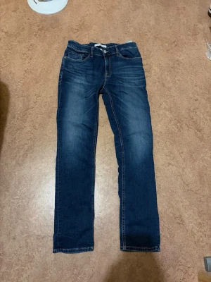 Blå jeans från Calvin Klein Jeans - Snygga blå jeans från Calvin Klein Jeans i klassisk femficksmodell. Jeansen har raka ben, kontrastsömmar och coola detaljer på bakfickorna. Passar dig som gillar stilrena och tidlösa jeans med en modern touch.