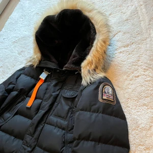 Parajumpers Deer - Parajumpers Deer special edition.        Skick: 8/10 färg: svart, storlek: M , modellen säljs ej mer 